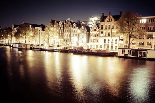En av de mest välkända kanalerna i amsterdam, Nederländerna i skymningen. — Stockfoto