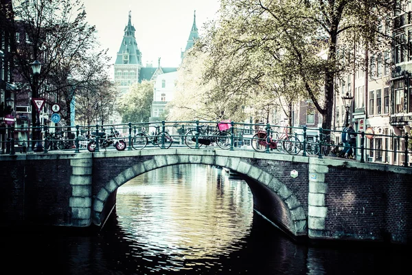 Amsterdam canal and bikes — Stock Photo, Image