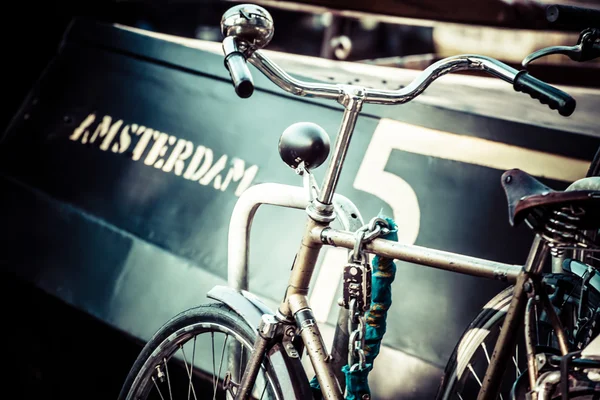 Amsterdam kanal und fahrräder — Stockfoto