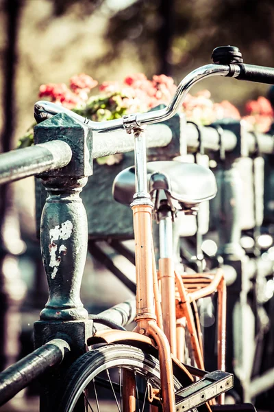 Canal de Amesterdão e bicicletas — Fotografia de Stock