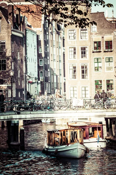 Canal de Amesterdão e bicicletas — Fotografia de Stock