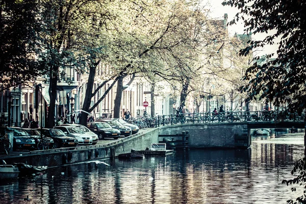 Amsterdam canal and bikes — Stock Photo, Image