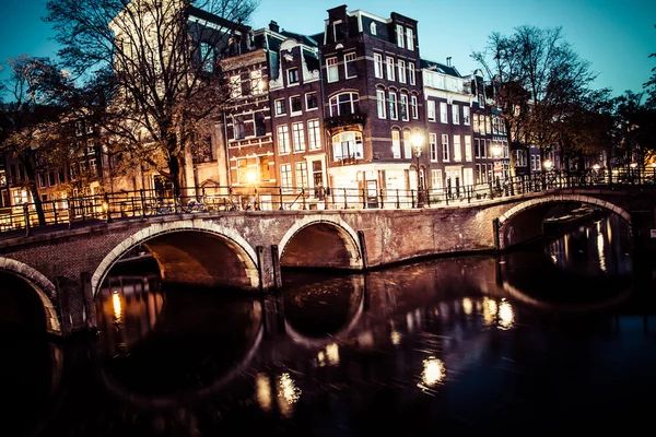 Wśród słynnych kanałów w Amsterdamie, Holandia o zmierzchu. — Zdjęcie stockowe