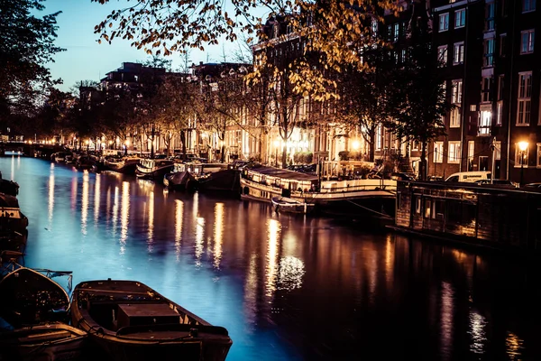 Een van de beroemde grachten van amsterdam, Nederland in de schemering. — Stockfoto