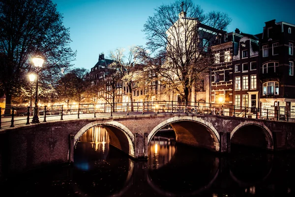 Um dos famosos canais de Amsterdã, Holanda ao entardecer . — Fotografia de Stock