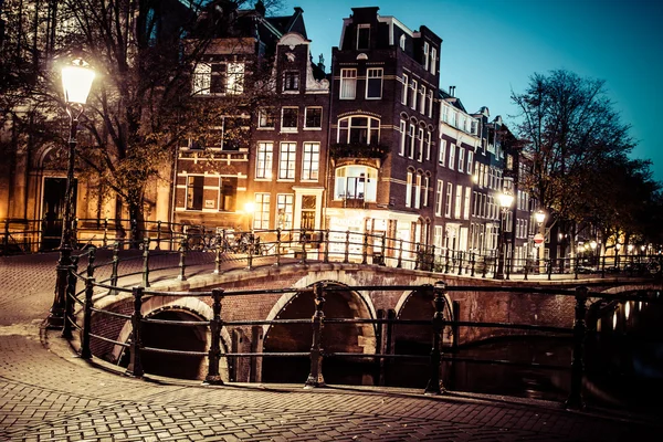 Uno dei famosi canali di Amsterdam, nei Paesi Bassi al tramonto . — Foto Stock