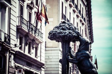 Madrid 'in sembolü - Ayı ve çilek ağacı heykeli, Puerta del Sol, İspanya