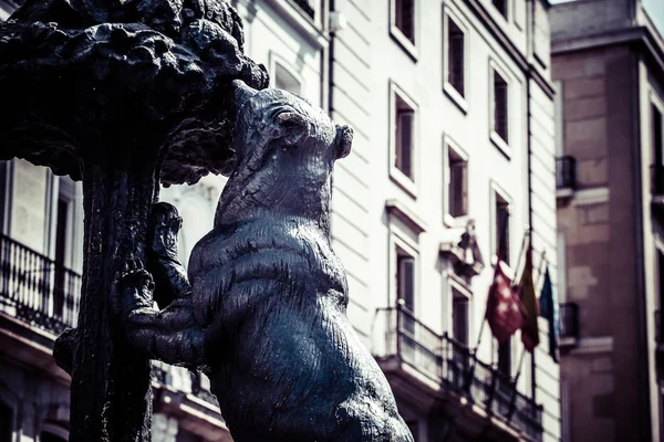 Symbol of Madrid - statue of Bear and strawberry tree, Puerta del Sol, Spain — Stock Photo, Image