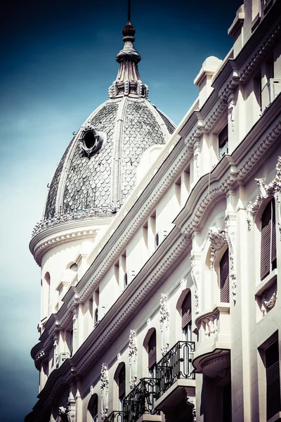 Mediterrane architectuur in Spanje. oude flatgebouw in madrid. — Stockfoto