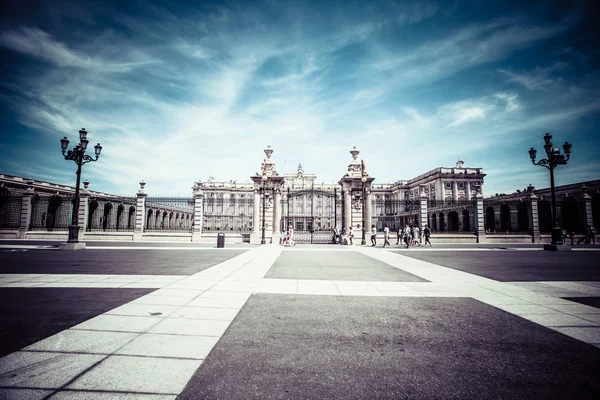 Palacio verkliga - spanska kungliga palatset i madrid. — Stockfoto