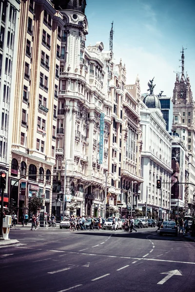 Bâtiments situés sur la rue Gran Via représentative, Madrid . — Photo