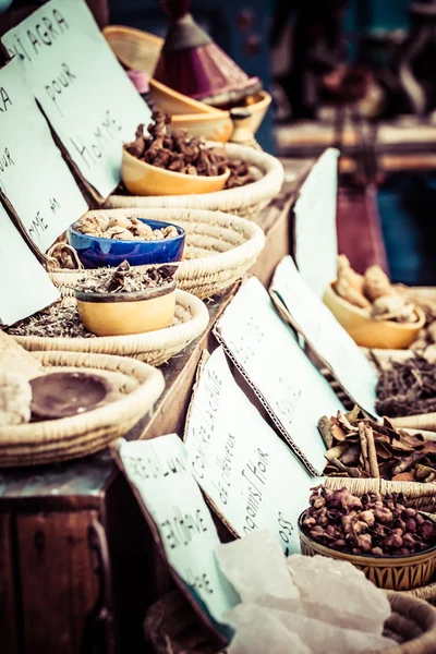 Herbes séchées fleurs épices dans le magasin de rue espagnol — Photo