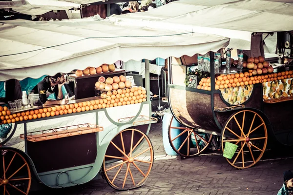 Sprzedawcy soku na placu jema el fna w Marrakeszu — Zdjęcie stockowe