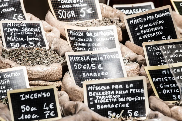 Ervas secas flores especiarias na loja de rua espanhola — Fotografia de Stock