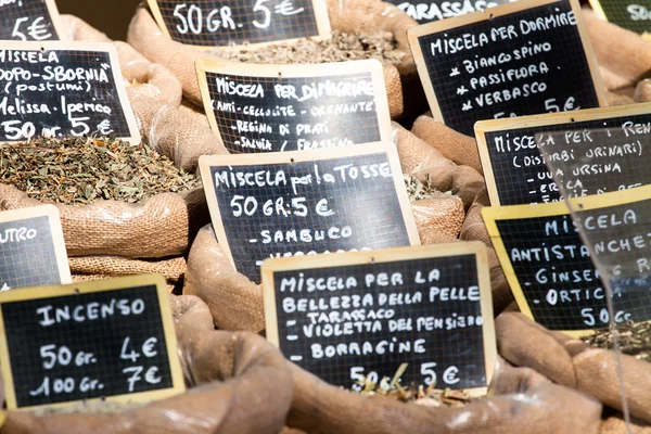 Sušené byliny květiny koření v španělské street shop — Stock fotografie