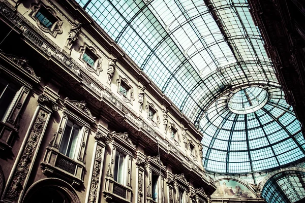Glass dome of Galleria Vittorio Emanuele II shopping gallery. Milan, Italy. — Stock Photo, Image