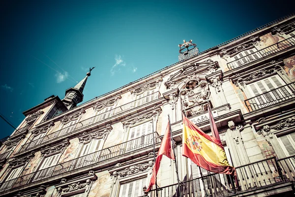 Szczegóły dekorowanej fasady i balkonów w Palza Mayor, Madryt, Hiszpania. — Zdjęcie stockowe