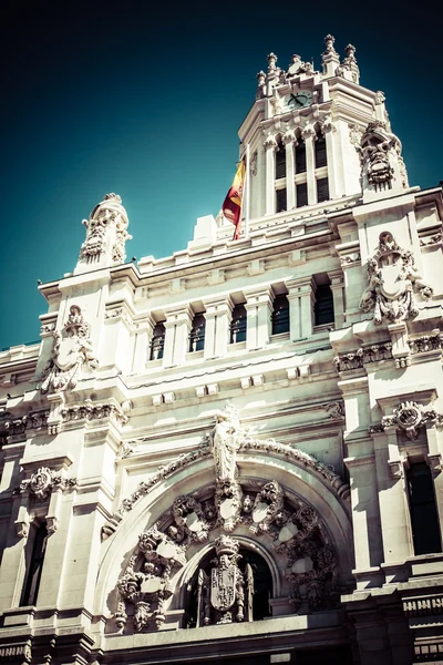 Paleis van communicatie op plaza de cibeles in de stad van madrid, Spanje. — Stockfoto