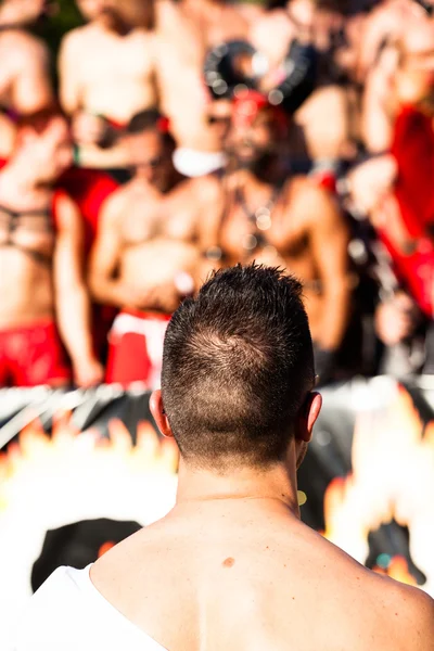 Gayové a lesbičky chůze v gay pride parade — Stock fotografie