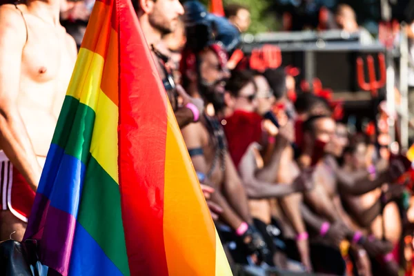 Gay e lesbiche passeggiata in il gay orgoglio Parade — Foto Stock