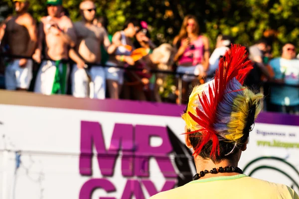 Gay et lesbiennes marche dans l 'gay fierté parade — Photo