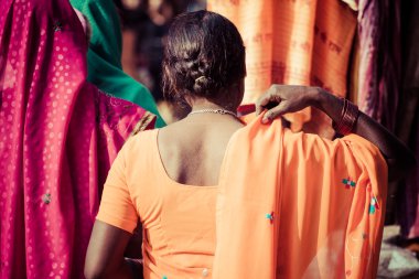 varanasi, Hindistan'ın renkli saris kadınlarla.