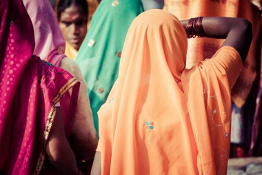 varanasi, Hindistan'ın renkli saris kadınlarla.