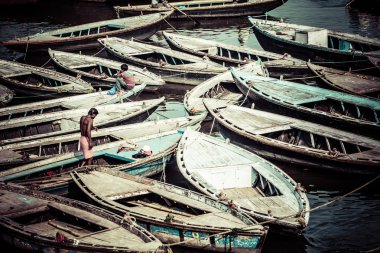 Ganj Nehri, varanasi, Hindistan'ın kahverengi suların üzerinde eski tekneler
