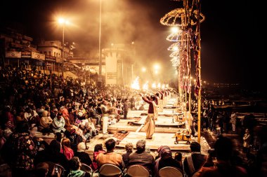 Varanasi, Hindistan - 1 Nisan: tanımlanamayan hindu rahip varanasi, uttar pradesh, Hindistan Merkez 1 Nisan 2011 tarihinde dini ganga aarti ayin gerçekleştirmek.