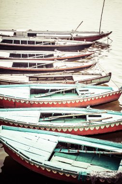 Ganj Nehri, varanasi, Hindistan'ın kahverengi suların üzerinde eski tekneler