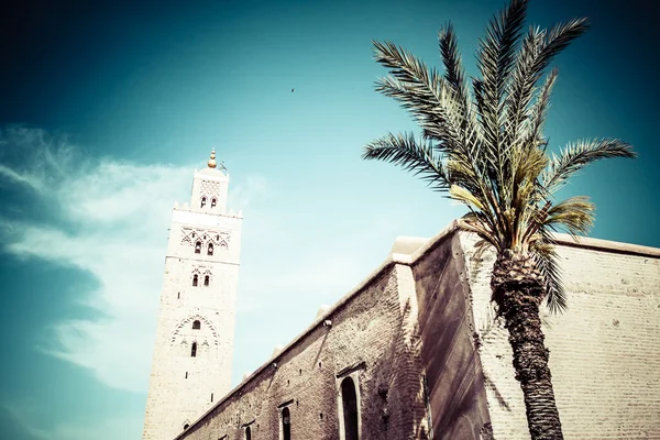 Minarete da mesquita de Koutoubia localizado em Marrakech, Marrocos — Fotografia de Stock