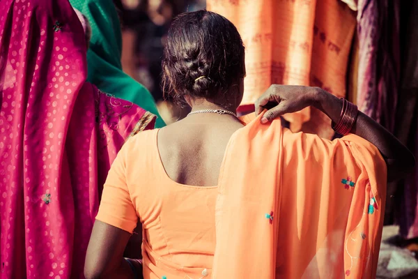 Kvinnor med färgglada saris i varanasi, Indien. — Stockfoto