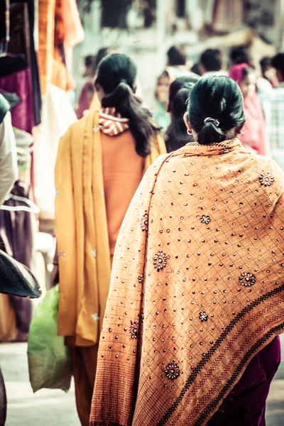 Femmes avec des saris colorés à Varanasi, Inde . — Photo