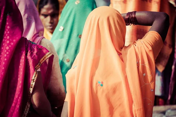 Vrouwen met kleurrijke sari's in varanasi, india. — Stockfoto