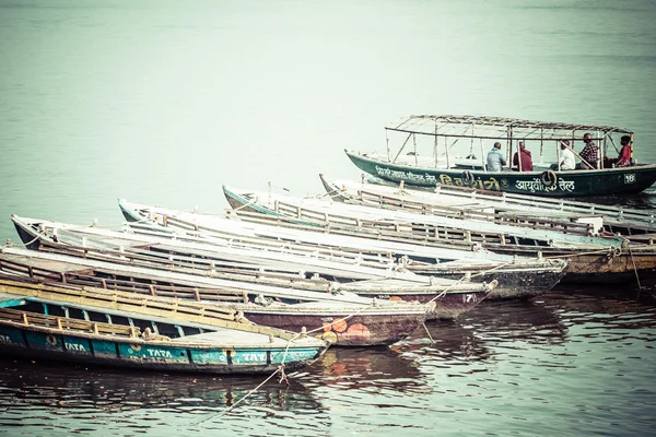 Bateaux anciens sur les eaux brunes du Gange, Varanasi, Inde — Photo