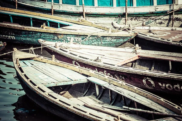 Gamla båtar på brunt vatten i ganges floden, varanasi, Indien — Stockfoto