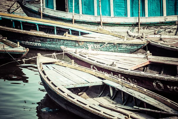 Staré čluny na hnědé vody ganges river, varanasi, Indie — Stock fotografie