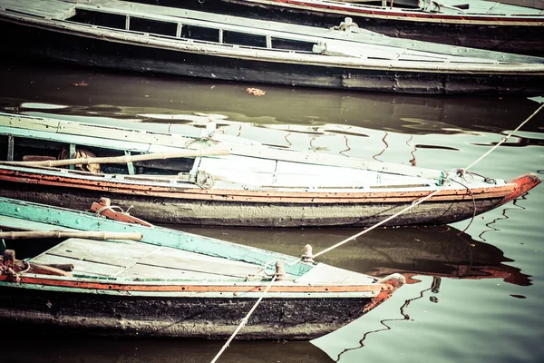 Staré čluny na hnědé vody ganges river, varanasi, Indie — Stock fotografie