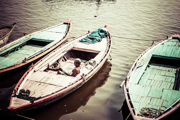 Old boats on brown waters of Ganges river, Varanasi, India — Stock Photo, Image