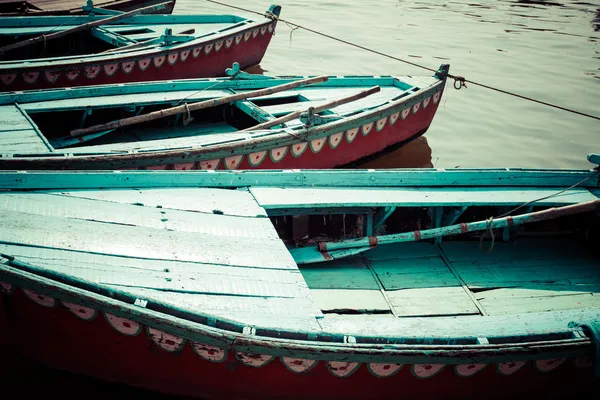 Bateaux anciens sur les eaux brunes du Gange, Varanasi, Inde — Photo