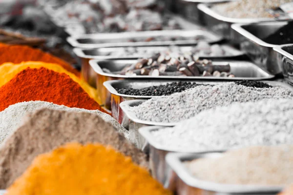 Indiska färgstarka kryddor och te på anjuna loppmarknad i goa, Indien — Stockfoto