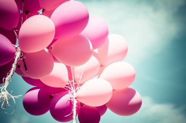 pembe balonlar ve mavi gökyüzü arka plan