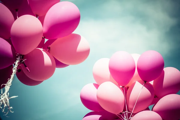 Roze ballonnen en blauwe hemelachtergrond — Stockfoto