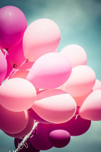 Różowy balony i na tle niebieskiego nieba — Zdjęcie stockowe