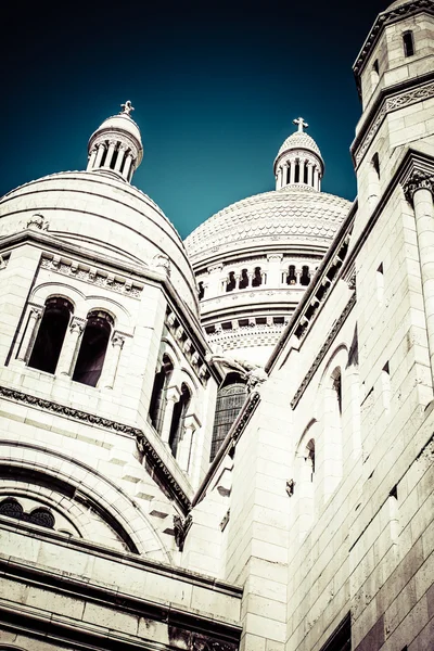 Basilica del Sacro Cuore, da vicino in una giornata estiva. Parigi. — Foto Stock