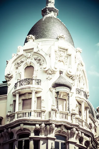 Arquitectura mediterránea en España. Antiguo edificio de apartamentos en Madrid . —  Fotos de Stock