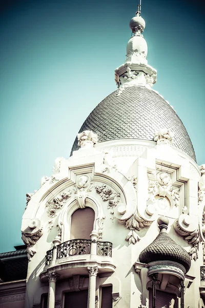 Mediterranean architecture in Spain. Old apartment building in Madrid. — Stock Photo, Image