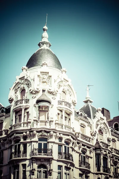 Mediterranean architecture in Spain. Old apartment building in Madrid. — Stock Photo, Image