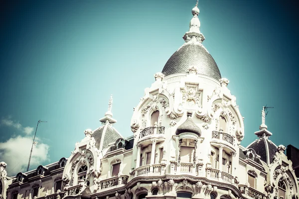 Arquitectura mediterránea en España. Antiguo edificio de apartamentos en Madrid . —  Fotos de Stock