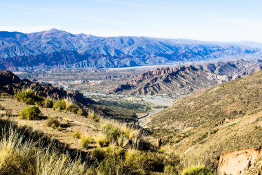 Çöl ve mavi gökyüzü ve altiplano, Bolivya üzerinde beyaz bulutlar dağ